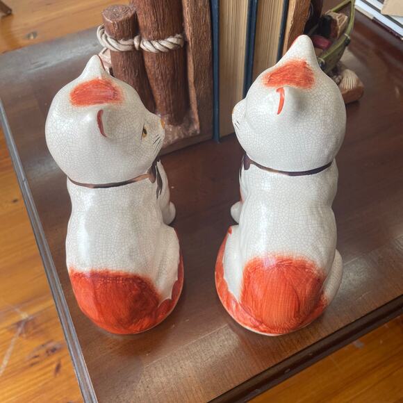 Staffordshire Cat Figurines with Bows – 1970s Collectible Pair - Picture 8 of 10